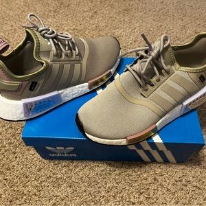 Adidas NMD R1 women’s olive / iridescent